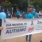 Dia Mundial de Conscientização do Autismo reúne dezenas de manifestantes na Capital