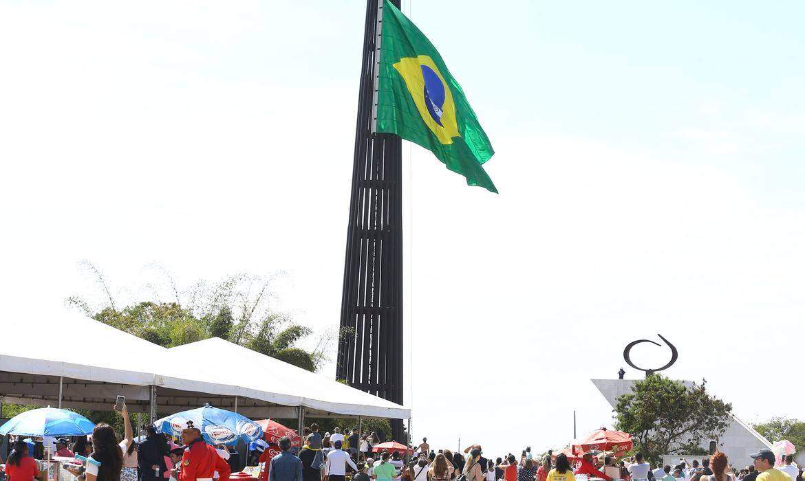 Brasil comemora o dia do Hino Nacional em 13 de abril