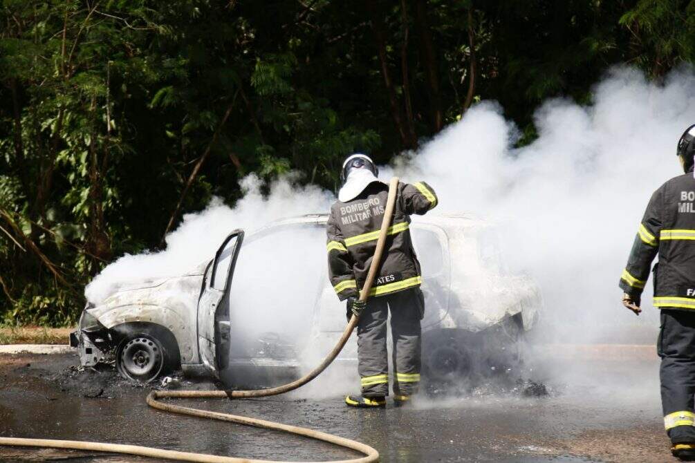 Veículo alugado por motorista de aplicativo pega fogo após ‘apagar do nada’ em Campo Grande