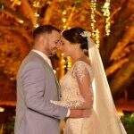 VÍDEO: Durante casamento, casal dá 1º beijo, ‘troca de lugar’ e noiva espera no altar em MS