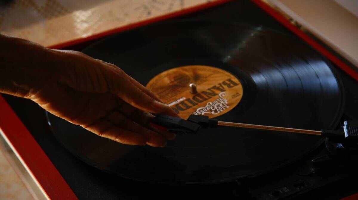 Há 70 anos na história, vinil preserva artistas de MS e renasce em novas gerações amantes de música