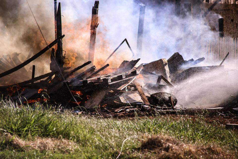 Henrique Arakaki 0 - VÍDEO: Incêndio destrói barraco de madeira e mata cachorro na Nova Campo Grande