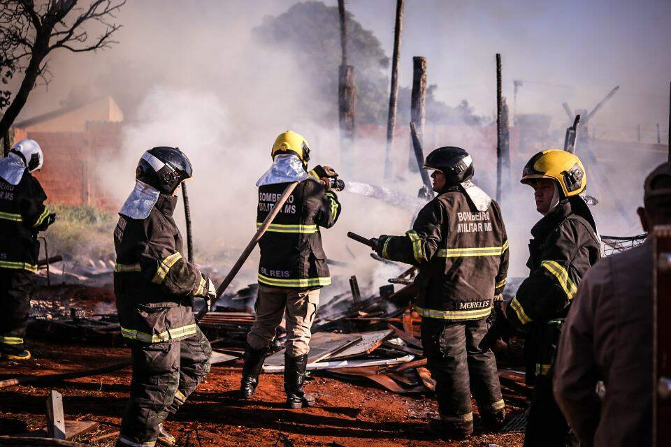 Henrique Arakaki 1 - VÍDEO: Incêndio destrói barraco de madeira e mata cachorro na Nova Campo Grande