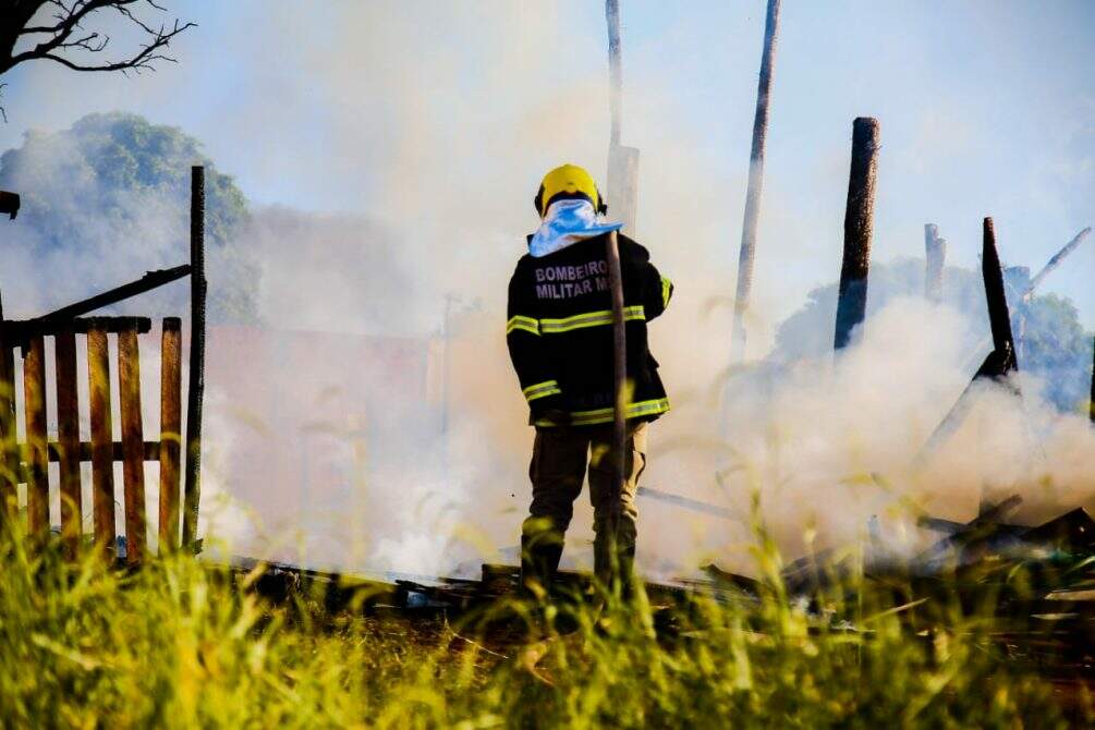 Henrique Arakaki 10 - VÍDEO: Incêndio destrói barraco de madeira e mata cachorro na Nova Campo Grande