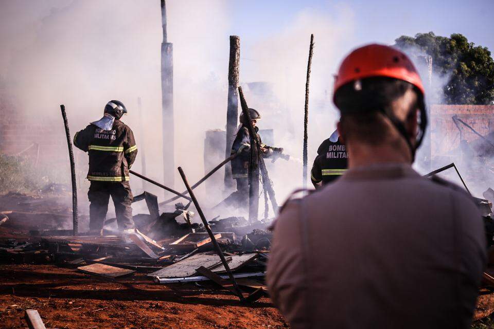 Henrique Arakaki 4 - VÍDEO: Incêndio destrói barraco de madeira e mata cachorro na Nova Campo Grande