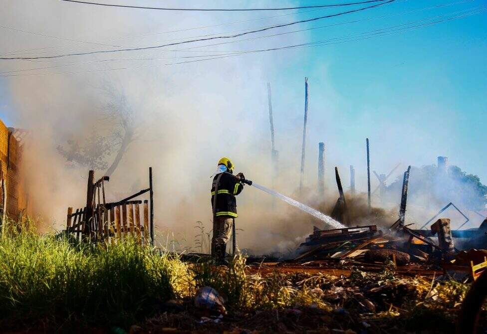 Henrique Arakaki 6 - VÍDEO: Incêndio destrói barraco de madeira e mata cachorro na Nova Campo Grande