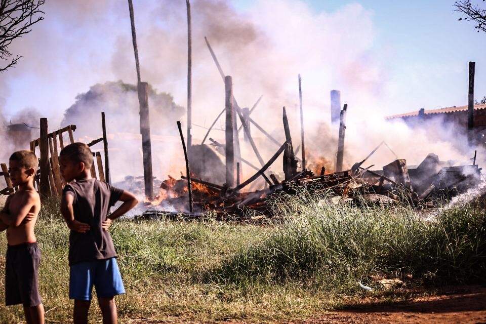 VÍDEO: Incêndio destrói barraco de madeira e mata cachorro na Nova Campo Grande