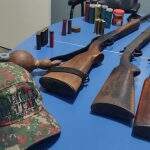 Pai e 2 filhos são presos com armas durante caçada ilegal em MS