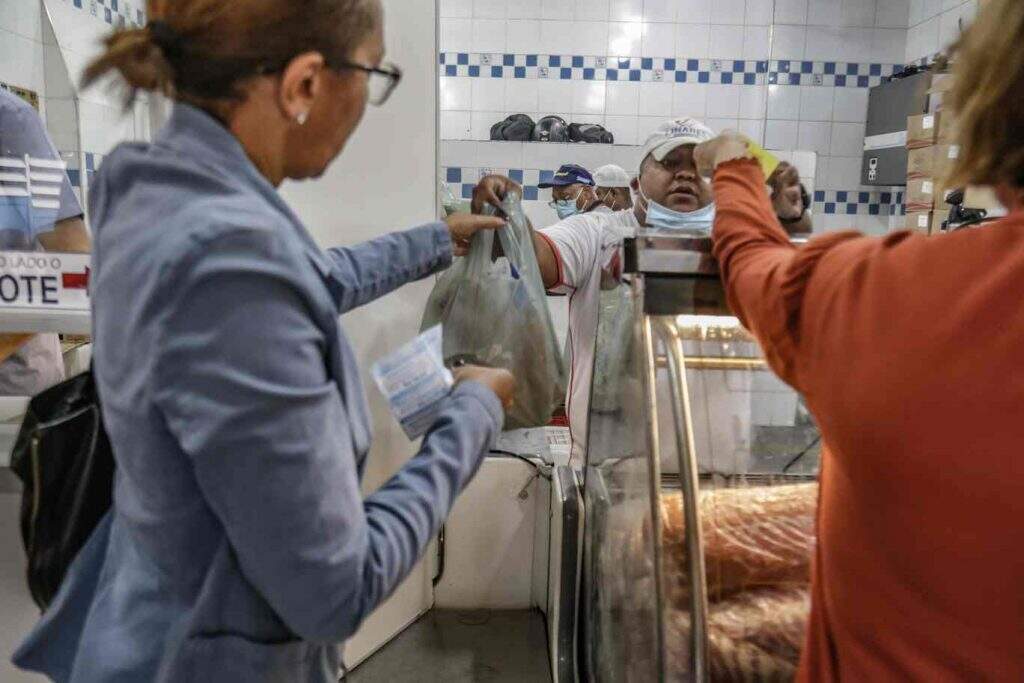 Movimento Peixaria Stephanie Dias 1 - Consumidores fazem filas para comprar o peixe da Sexta-feira Santa em Campo Grande
