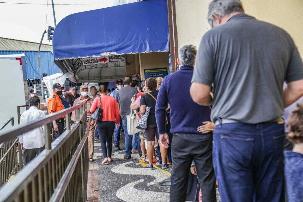 Movimento Peixaria Stephanie Dias 2 - Consumidores fazem filas para comprar o peixe da Sexta-feira Santa em Campo Grande