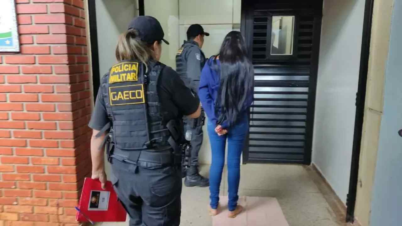 Mulher é presa em Dourados durante operação do Gaeco contra o PCC