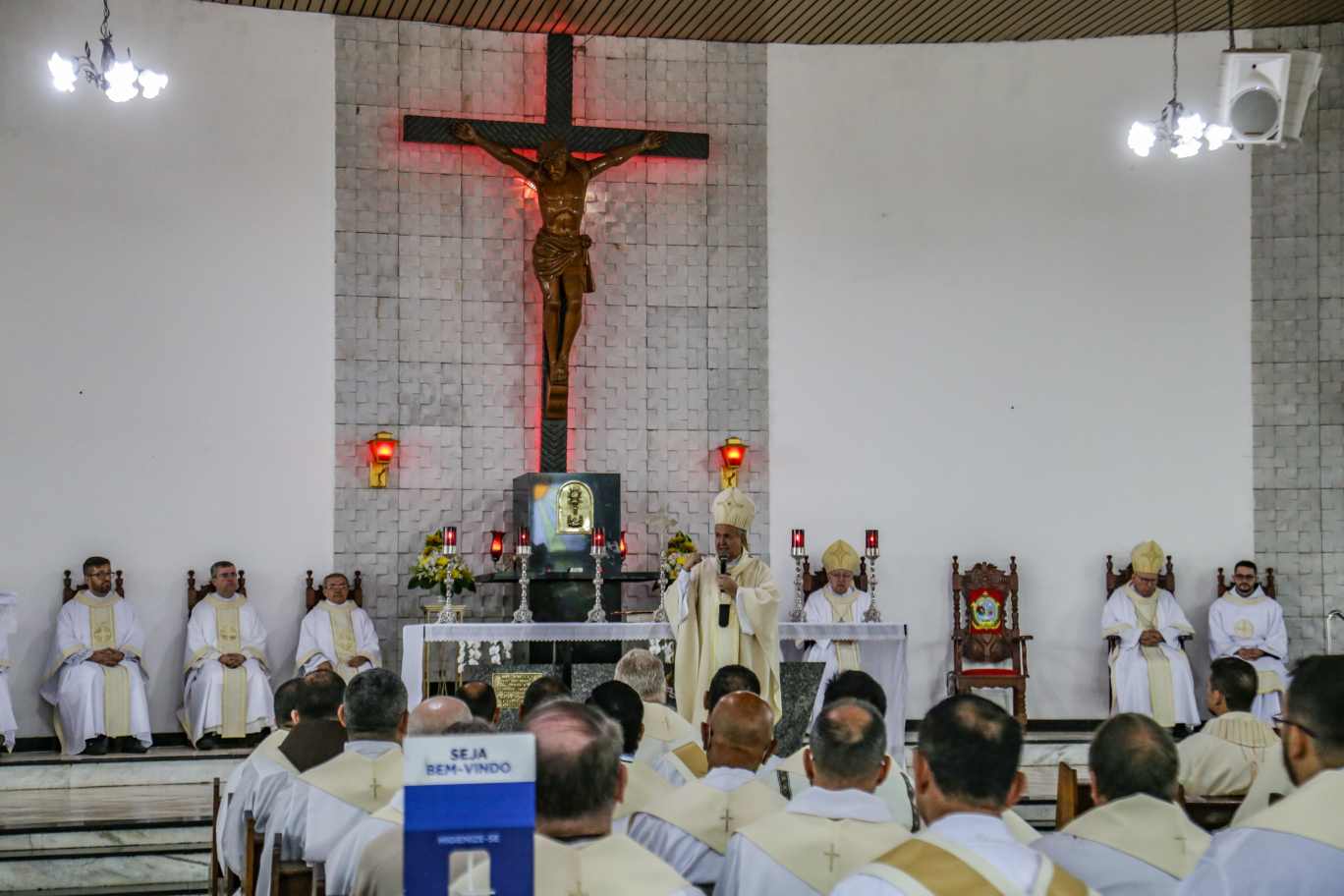 Missa dos Santos Óleos reúne sacerdotes para renovação da fé em paróquia de Campo Grande