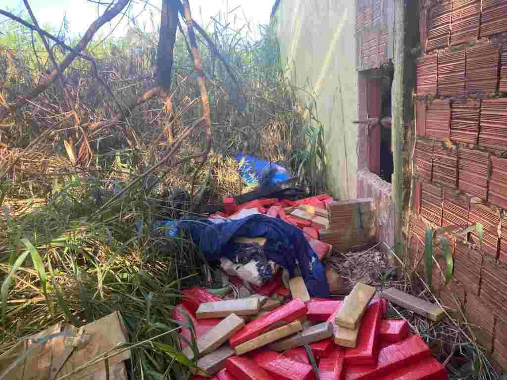 Polícia encontra quase meia tonelada de maconha em terreno baldio na fronteira de MS