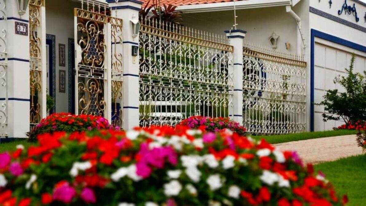 VÍDEO: Conheça a casa ‘Real’, rodeada de flores, antiguidade e histórias em área nobre de Campo Grande