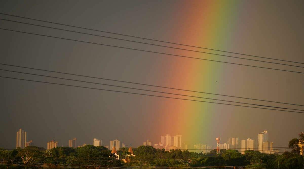 Após chuva, morador faz belo registro de arco-íris surpreendente que coloriu céu de Campo Grande