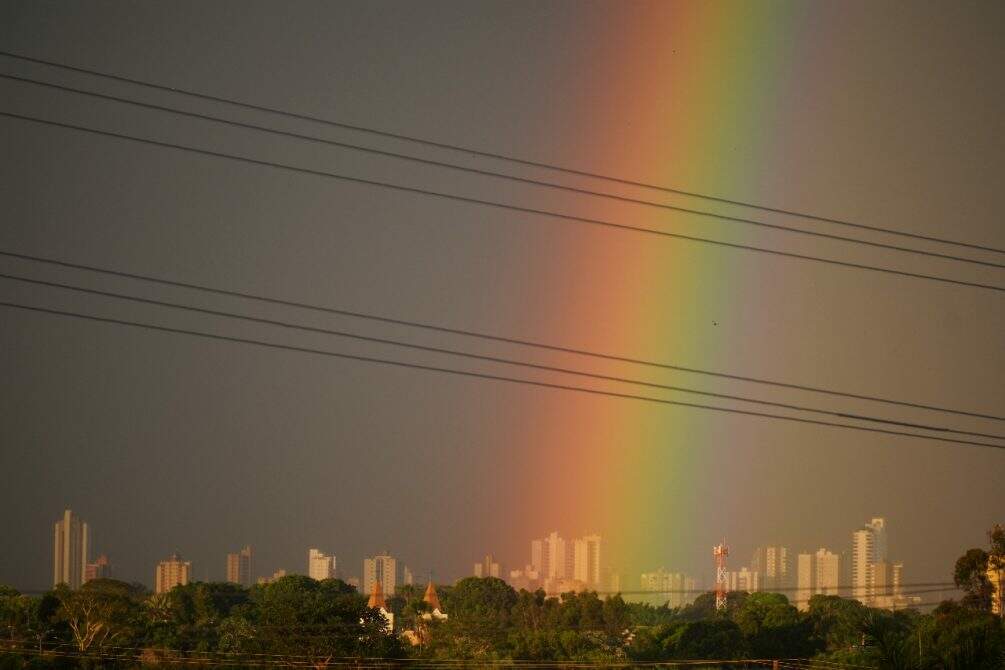 WhatsApp Image 2022 04 04 at 18.04.43 - Após chuva, morador faz belo registro de arco-íris surpreendente que coloriu céu de Campo Grande