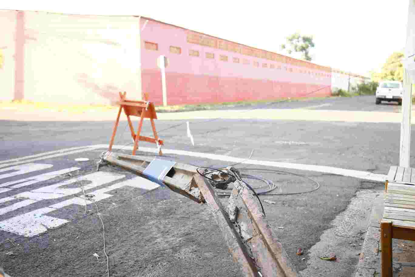 Um mês após cair sobre carro, poste ainda está no meio da rua e atrapalha trânsito no Guanandi