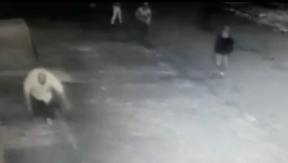 VÍDEO: Em 50 segundos, ladrões atiram na direção de comerciante e levam caminhonete 