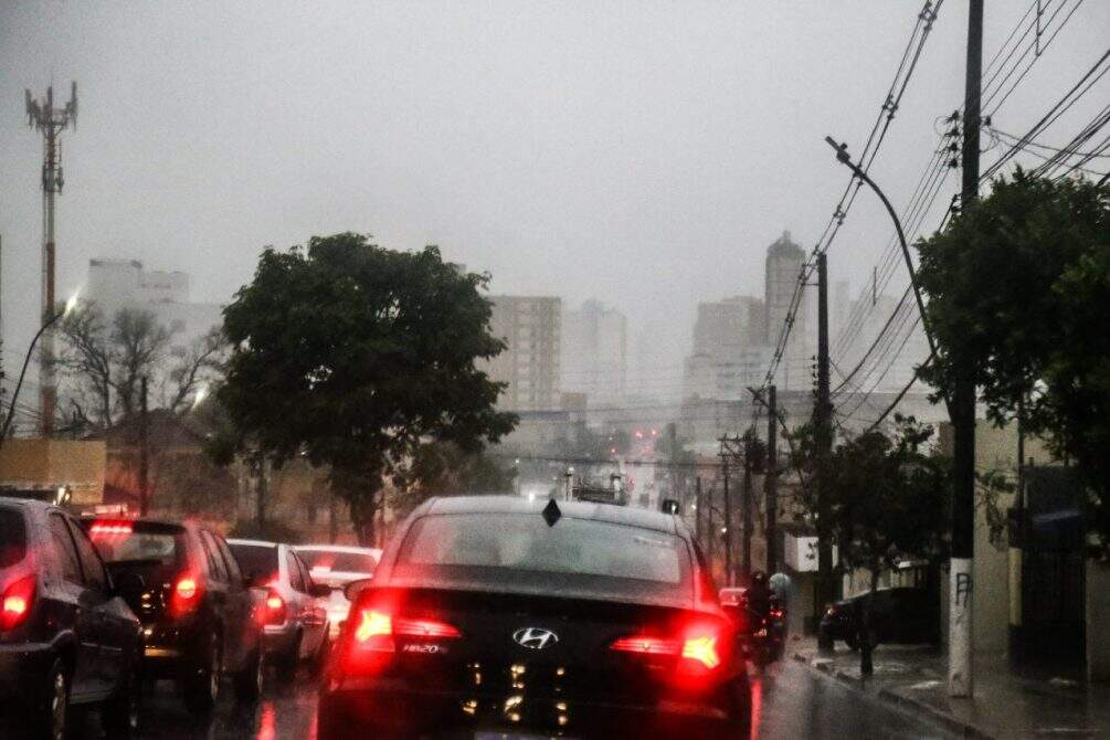 Chuva alaga ruas e causa congestionamentos em avenidas de Campo Grande