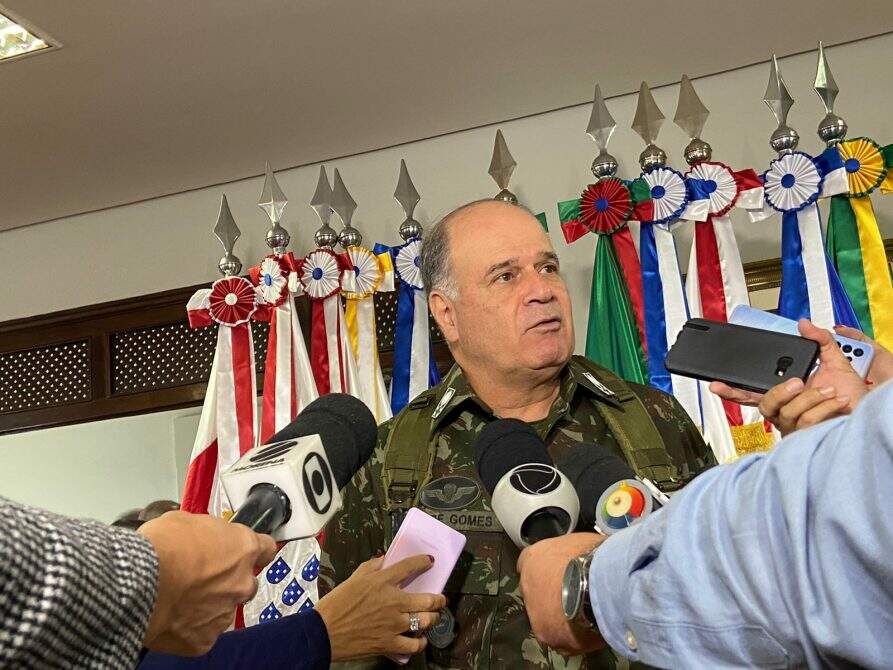 ‘Não é o momento’, diz comandante do Exército durante evento em MS sobre compra de próteses penianas