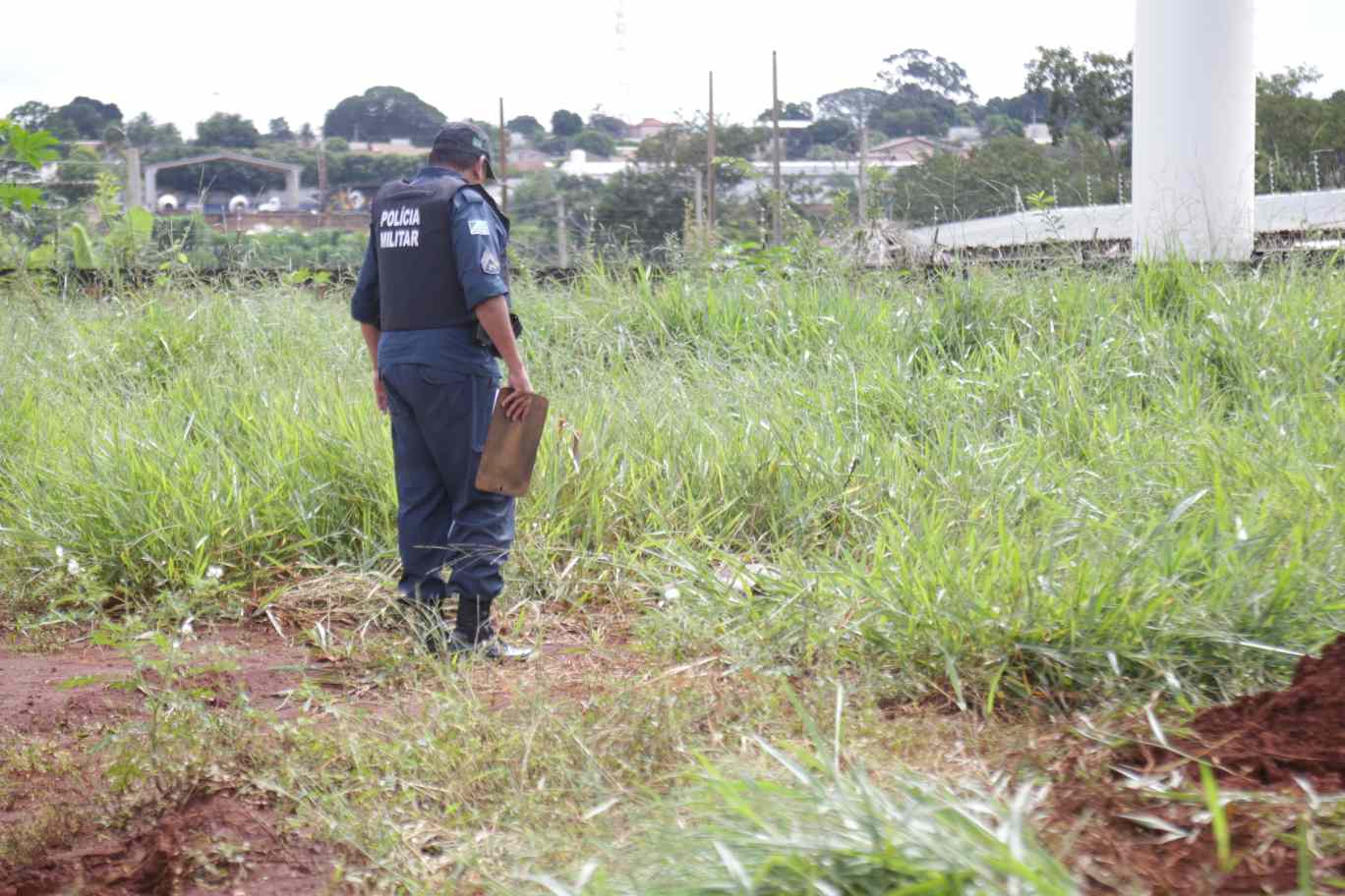 Policial no local onde corpo foi encontrado. Foto: Stephanie Dias