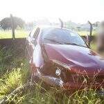 Motorista dorme ao volante, bate carro e arranca árvore na Três Barras após sair de lanchonete