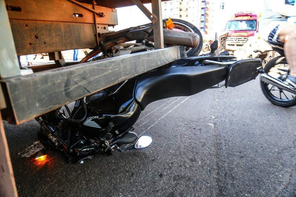 Motociclista vai parar embaixo de caminhão em acidente no Centro de Campo Grande