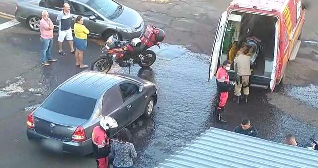 VÍDEO: Em minutos, buraco causa dois acidentes e carro fica preso no Monte Líbano