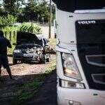 Ao fazer conversão na BR-163, motorista bate em caminhão e foge a pé com crianças em Campo Grande