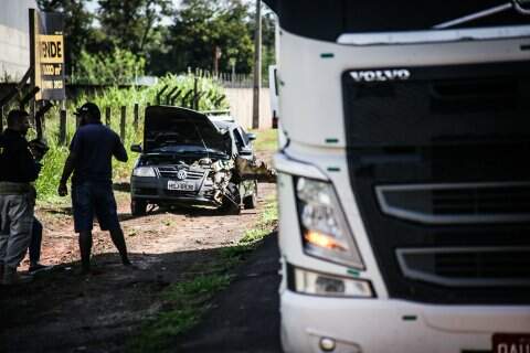 Ao fazer conversão na BR-163, motorista bate em caminhão e foge a pé com crianças em Campo Grande