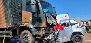 acidente envolvendo carro e caminhão do Exército