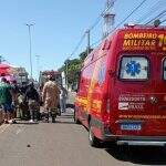 Pedestre tenta ‘pular’ canteiro durante travessia e é atingida por motociclista em Campo Grande