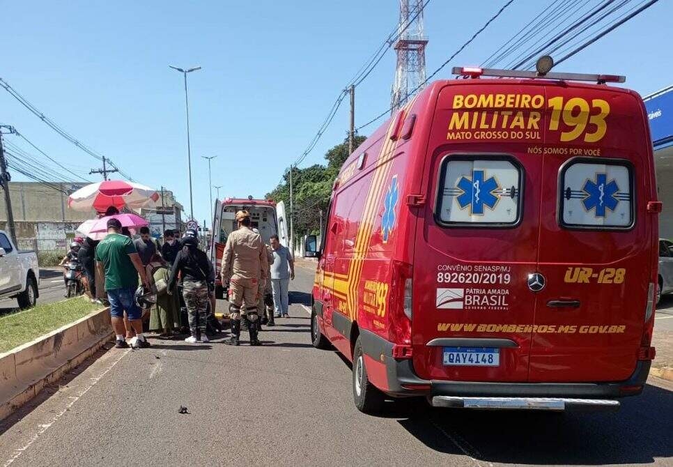 Pedestre tenta ‘pular’ canteiro durante travessia e é atingida por motociclista em Campo Grande