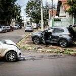 Carro capota após condutor ‘não enxergar’ placa de Pare em cruzamento de Campo Grande