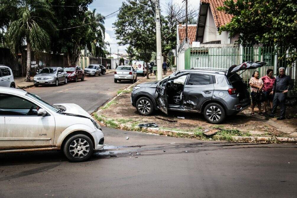 Carro capota após condutor 'não enxergar' placa de Pare em cruzamento de Campo Grande
