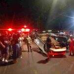 Motorista bate em carros, capota e para trânsito na Avenida Bom Pastor