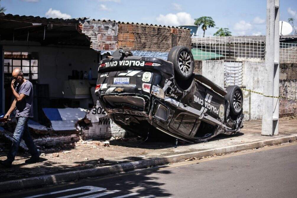 Motorista não ouve sirene de viatura policial e provoca capotamento em Campo Grande