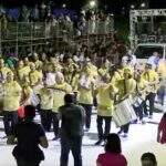 Escolas de samba desfilam no primeiro dia do Carnaval na Praça do Papa em Campo Grande