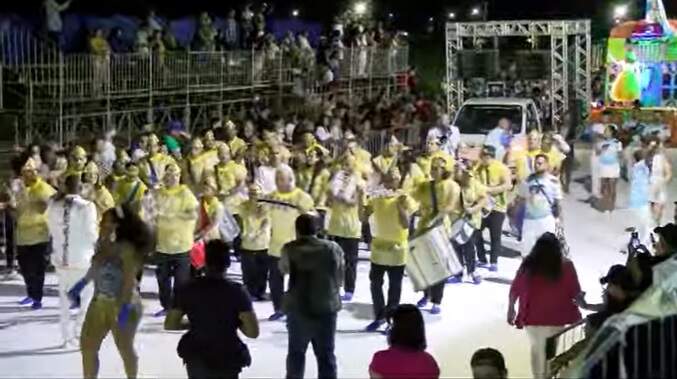 Escolas de samba desfilam no primeiro dia do Carnaval na Praça do Papa em Campo Grande