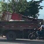 VÍDEO: Carreta carregada de ferro tomba em avenida de MS e atrapalha trânsito