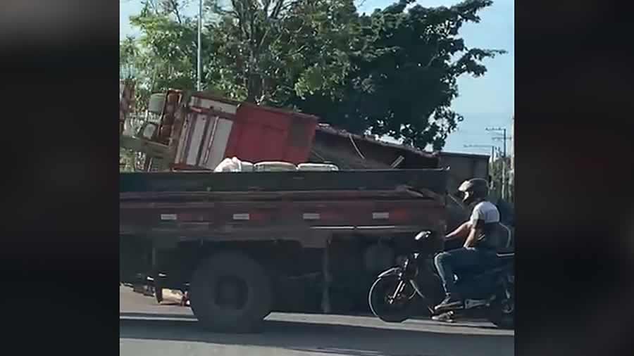 VÍDEO: Carreta carregada de ferro tomba em avenida de MS e atrapalha trânsito
