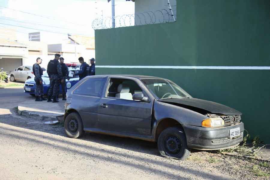 carro abandonado - Bandidos capotaram carro e atiraram ao menos 22 vezes contra homem em Campo Grande