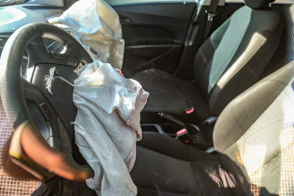 Carro é abandonado após motorista colidir no poste em Campo Grande 2 carro colisao - Carro é abandonado após motorista colidir no poste em Campo Grande