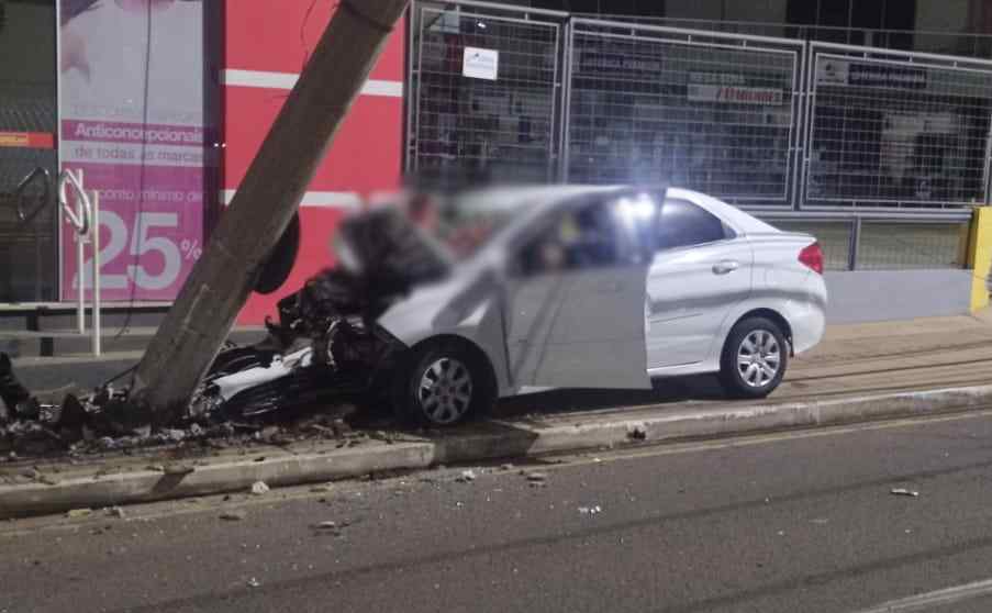 Motorista de carro que colidiu em poste após ‘racha’ na Júlio de Castilho está em coma