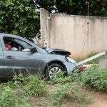 Motorista perde controle da direção e derruba muro de casa na Vila Cidade Morena