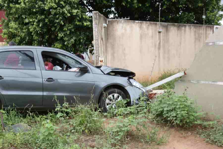 Motorista perde controle da direção e derruba muro de casa na Vila Cidade Morena