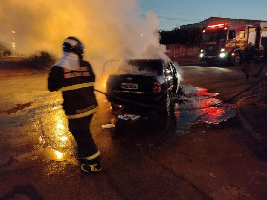 carro pega fogo - Carro carregado com pacotes de cigarro pega fogo em Sidrolândia