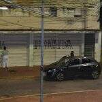 De carro e gravando crime, casal é flagrado pichando lojas no Centro de Campo Grande