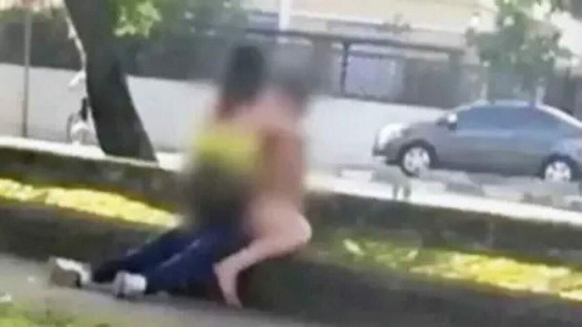 Vídeo: casal é flagrado fazendo sexo na avenida de SP em plena luz do dia