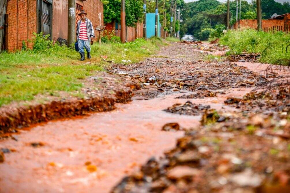 chuva centenario 3 - Rua vira rio com a chuva em Campo Grande e tem até queda d'água no Centenário